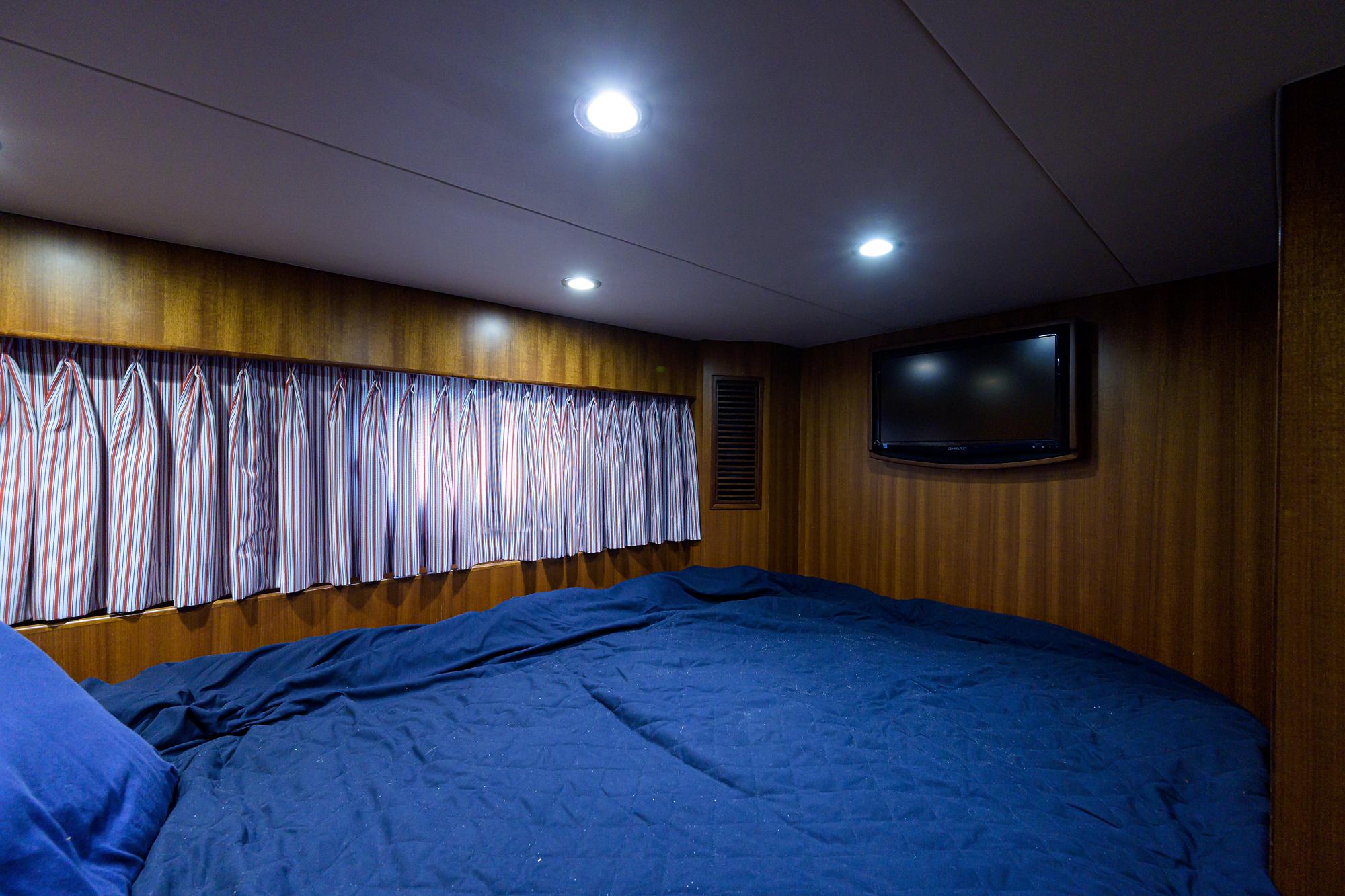 Ocean Alexander 80 BARNSTAR - Crew Stateroom Bed & TV