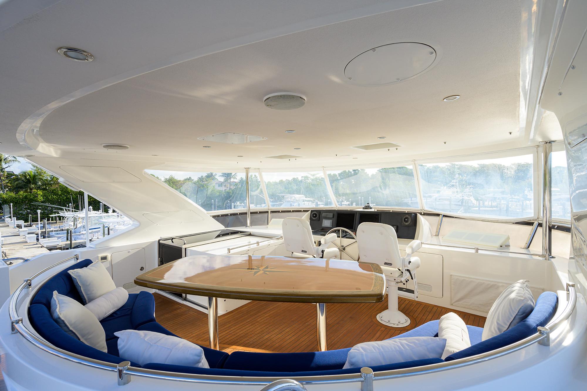 Ocean Alexander 80 BARNSTAR - Flybridge Seating & Table