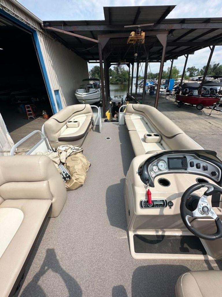 2016 Sun Tracker Party Barge 24 DLX