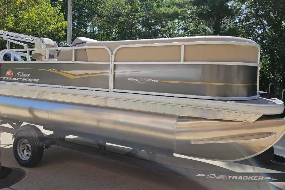 2024 Sun Tracker Party Barge 18 DLX