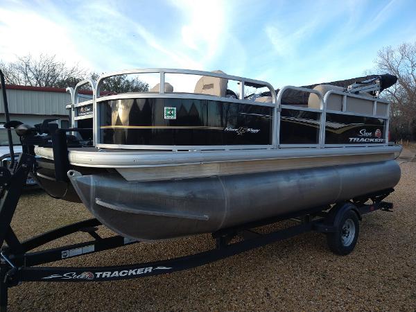 SUN TRACKER Boats 2015 BASS BUGGY 16 DLX and ET Fishing Pontoons