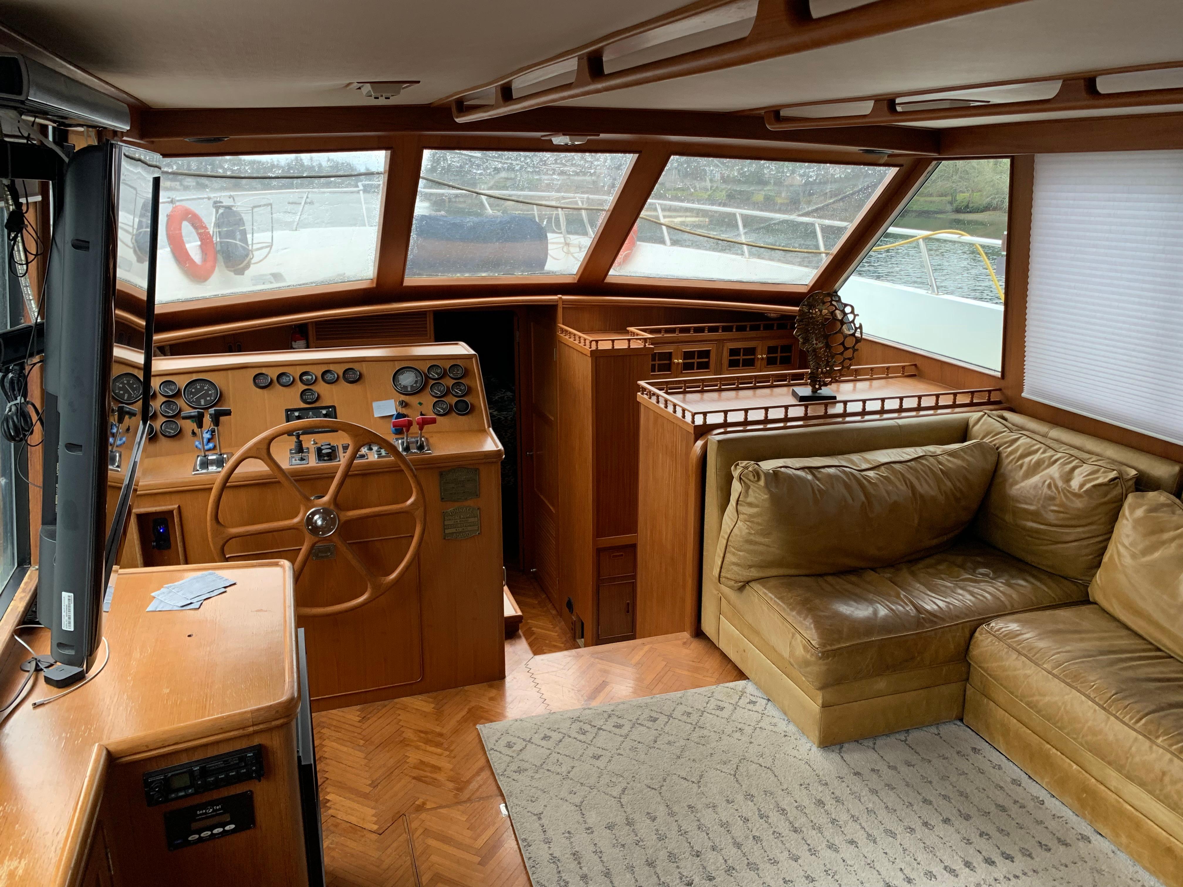 1991 TransWorld Cockpit Motoryacht