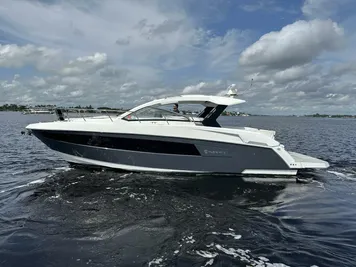 2019 Cruisers Yachts 390 Express Coupe