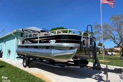2020 Sun Tracker 18 DLX Party Barge