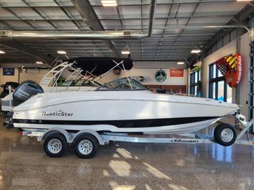 2023 NauticStar 223DC Sport Deck