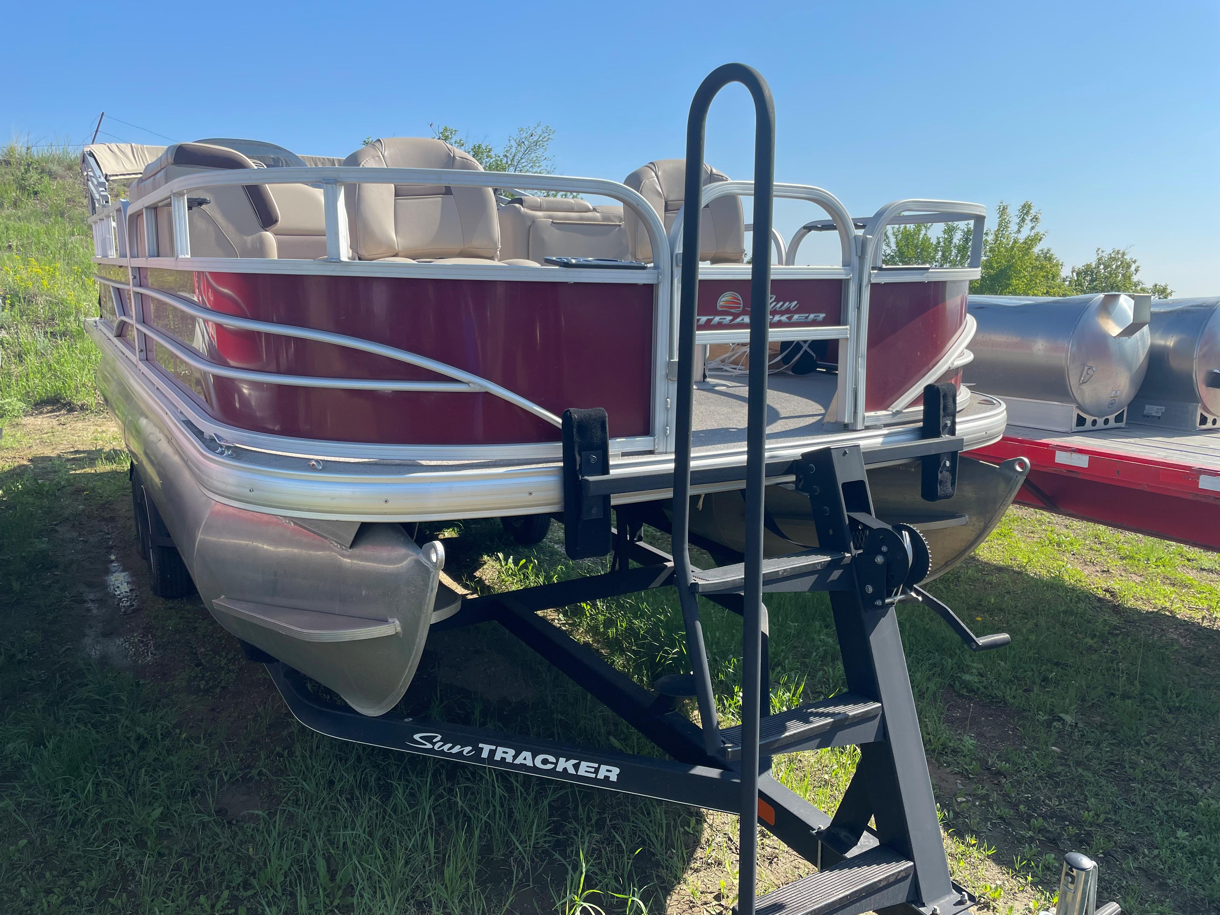 Used 2018 Sun Tracker Fishin' Barge 20 DLX, 58701 Minot - Boat Trader