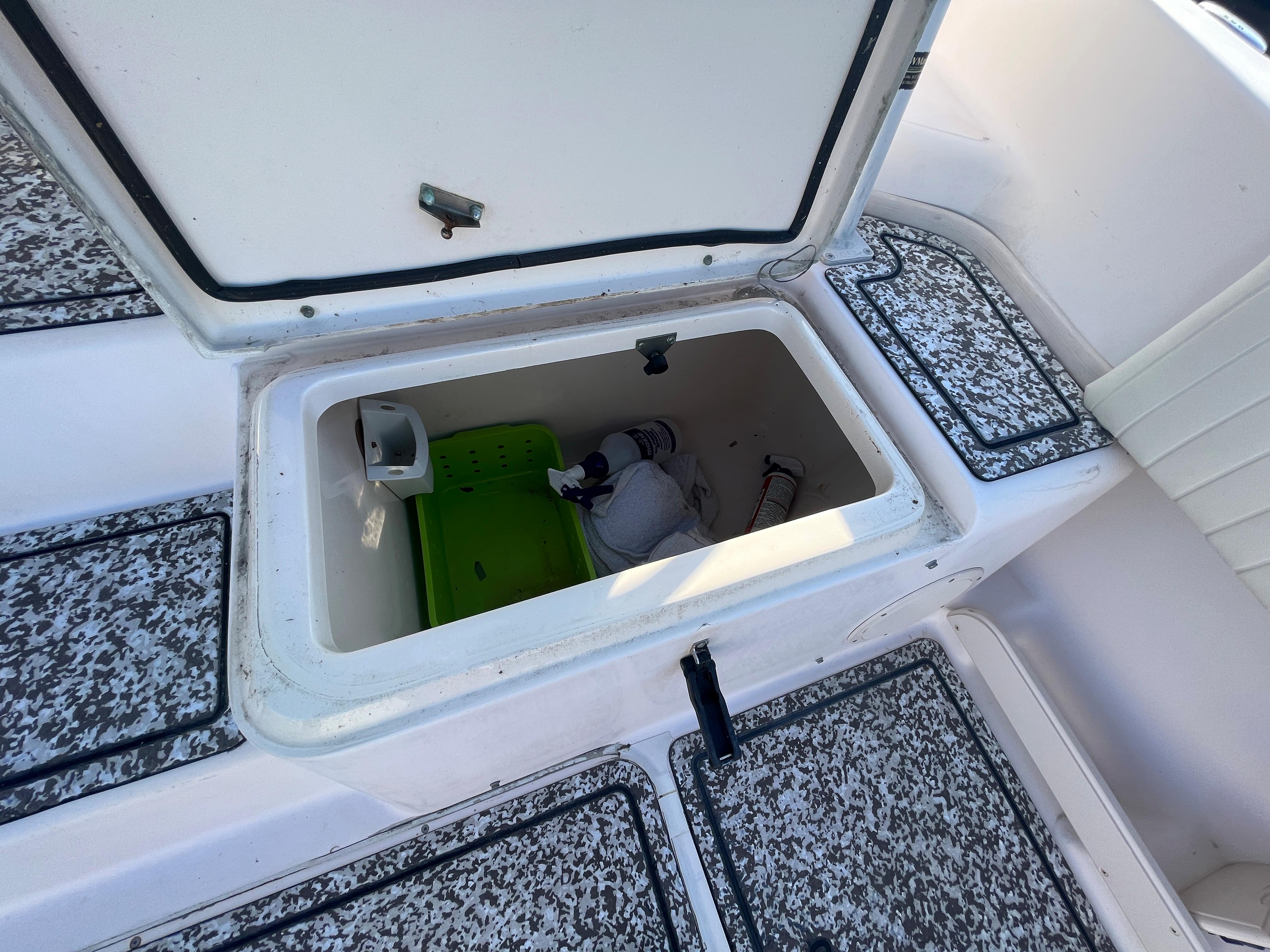 Grady-White 282 Sailfish, drinkbox cooler