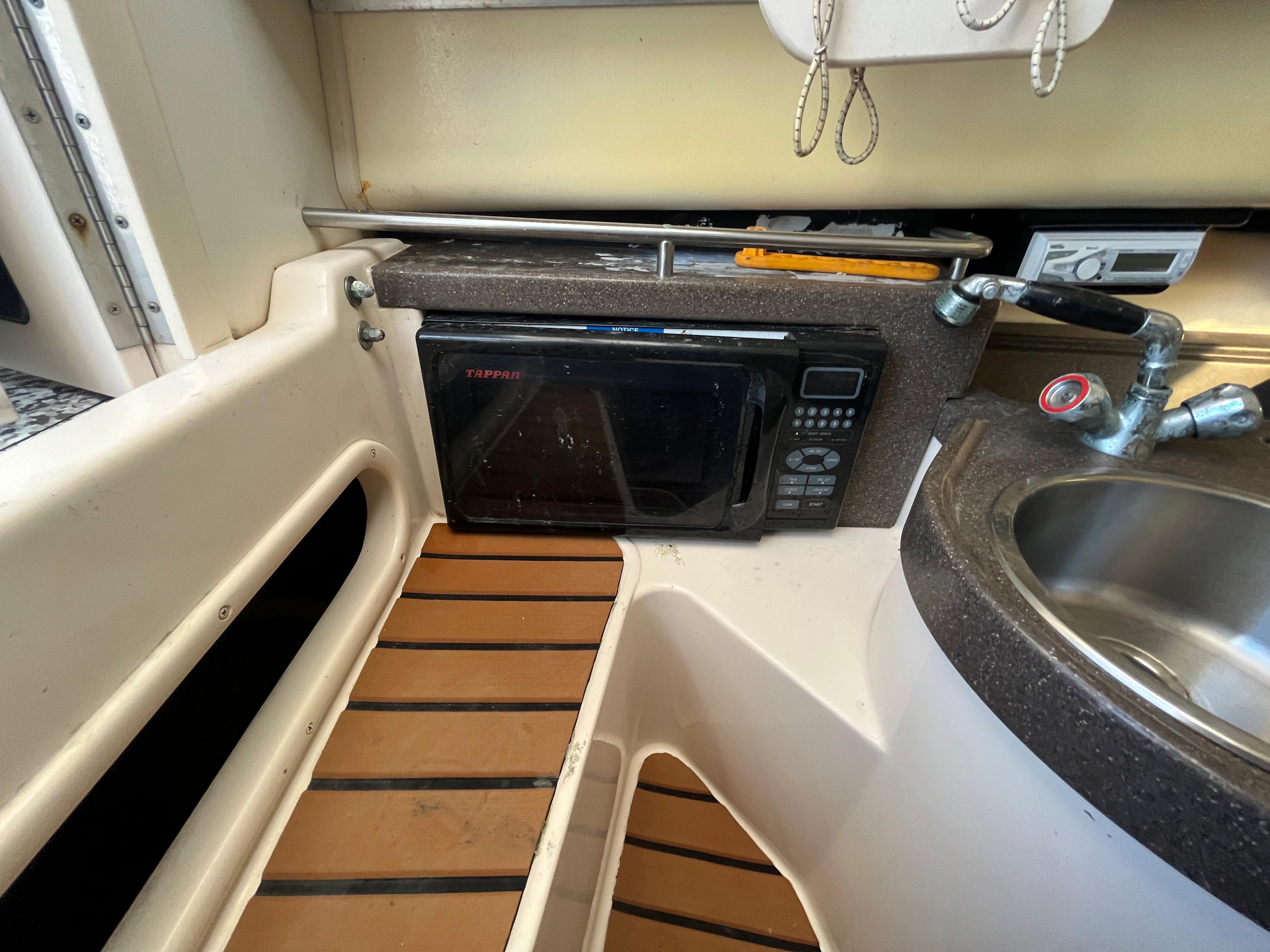 Grady-White 282 Sailfish, Tappan Microwave oven