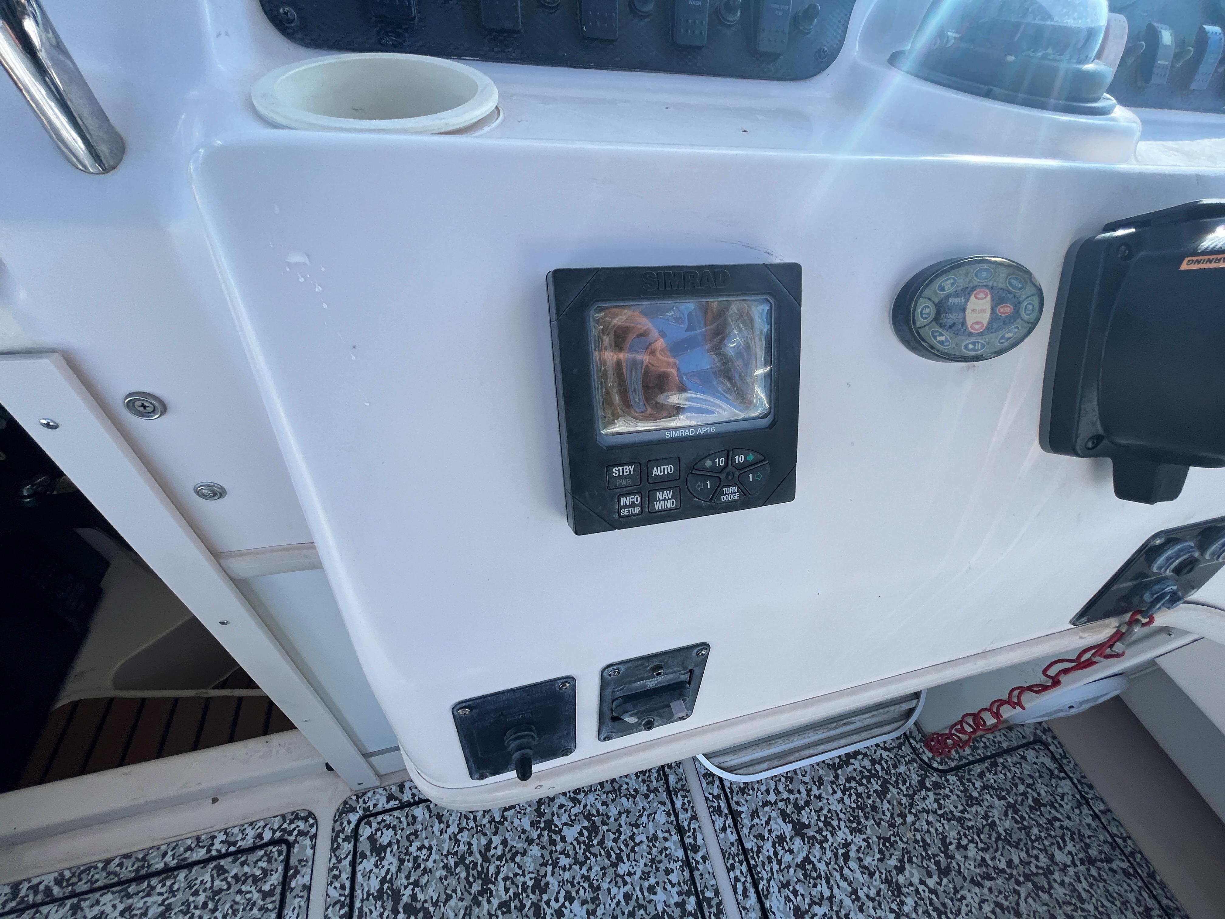 Grady-White 282 Sailfish, Autopilot and Windlass controls