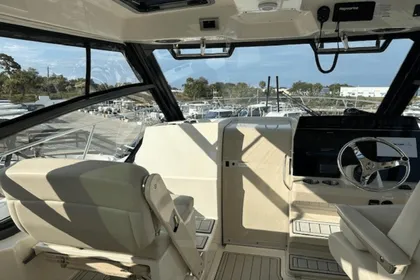 2021 Boston Whaler 325 Conquest