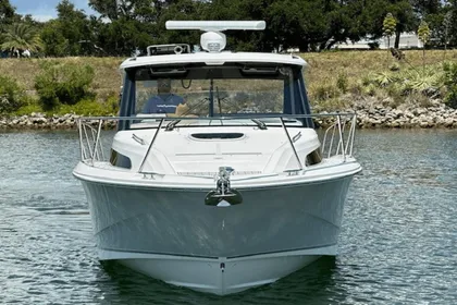 2021 Boston Whaler 325 Conquest