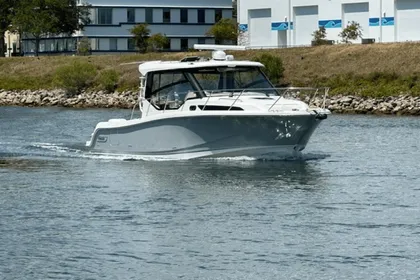 2021 Boston Whaler 325 Conquest