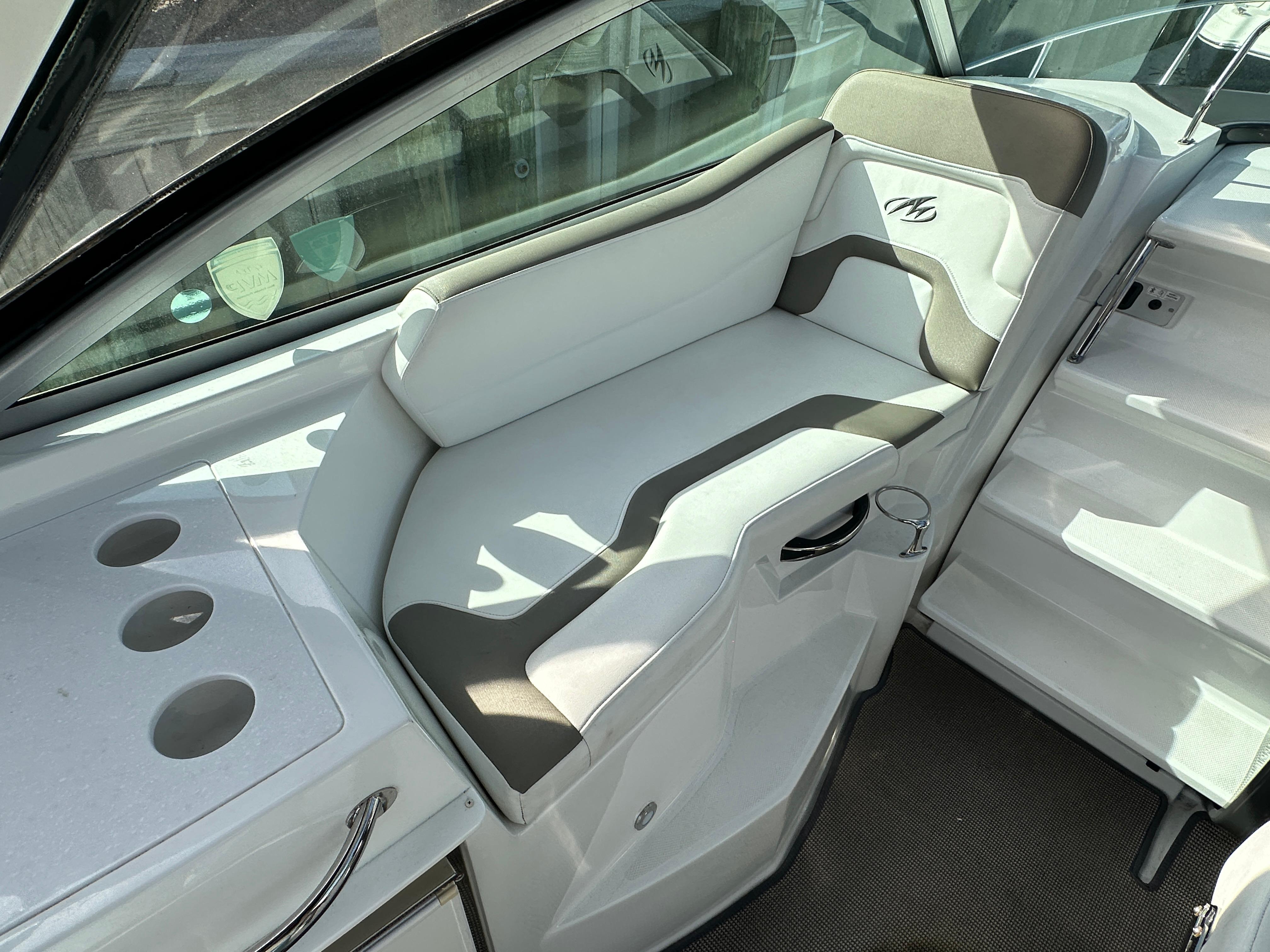 2016 Monterey 295 Sport Yacht