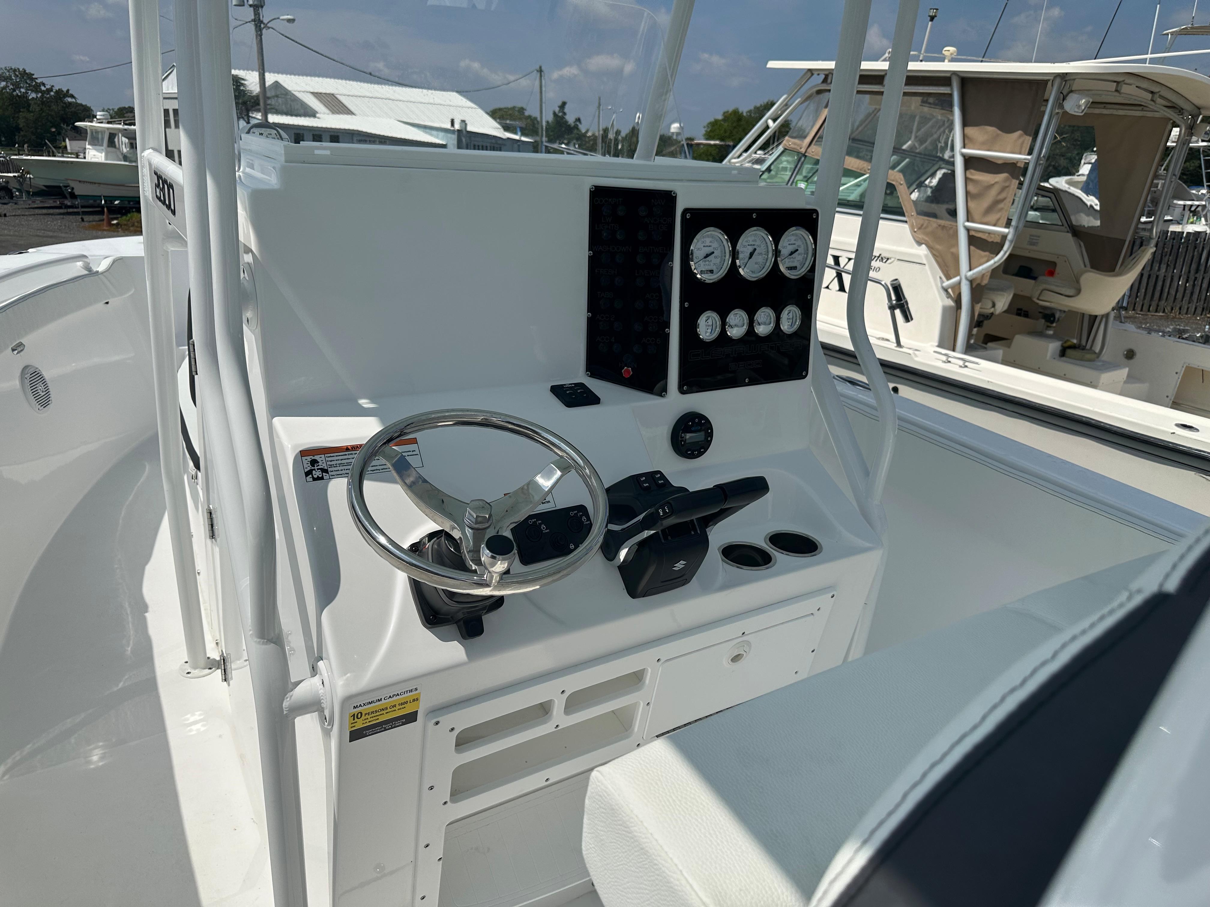 2023 Clearwater 2800 Center Console