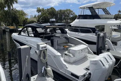 2024 Cruisers Yachts 50 GLS Outboard