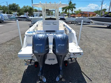 2020 Robalo R272 Center Console