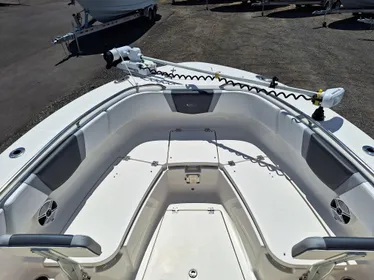 2020 Robalo R272 Center Console