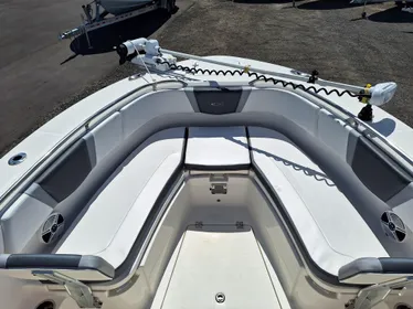 2020 Robalo R272 Center Console