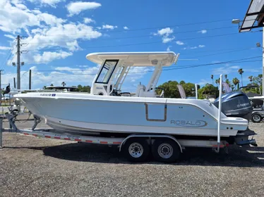 2020 Robalo R272 Center Console