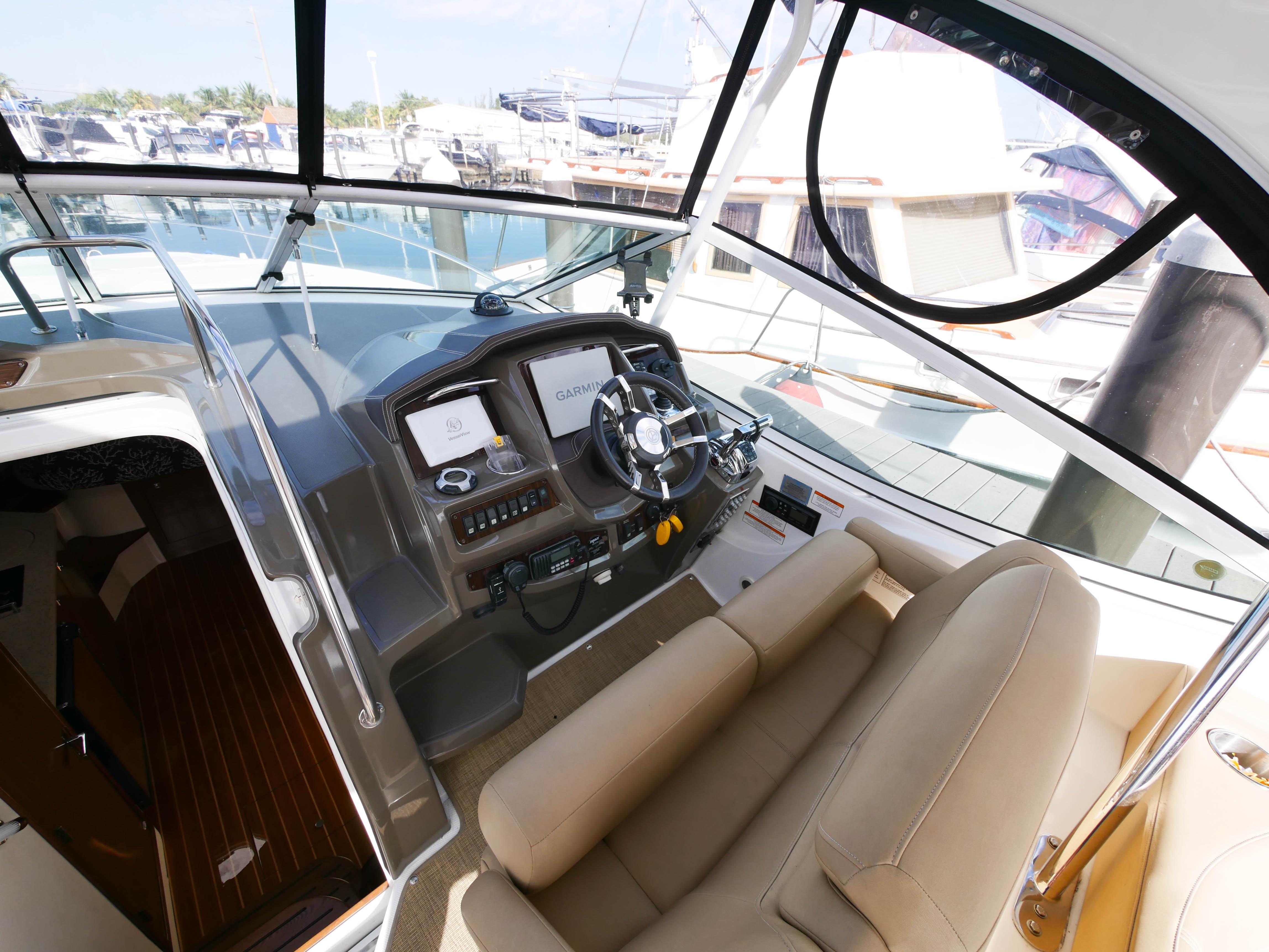 2014 Cruisers Yachts 350 Express