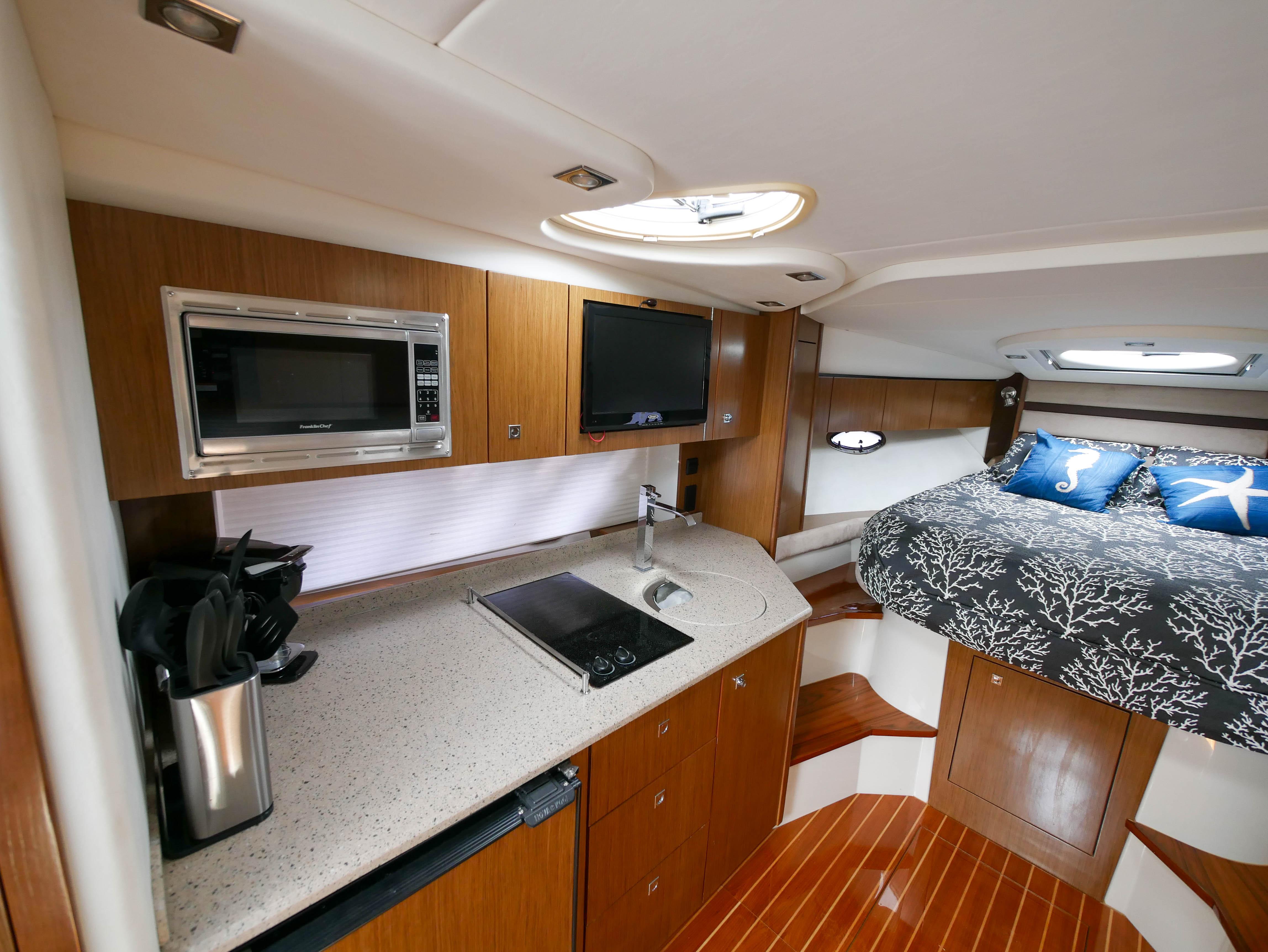 2014 Cruisers Yachts 350 Express