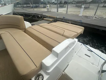 2014 Cruisers Yachts 350 Express