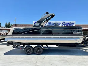 2024 Avalon Waketoon 23' w/ 6.2L Mercury Bravo Four!