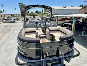 2024 Avalon Waketoon 23' w/ 6.2L Mercury Bravo Four!