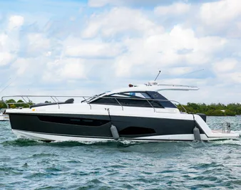 2016 Sealine S330