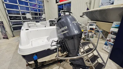 2022 Hurricane SunDeck Sport 201 OB