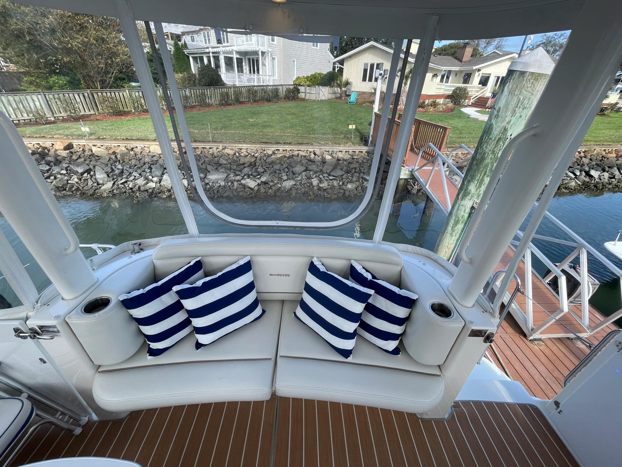 AFT DECK BUILT-IN LOUNGE SEATING