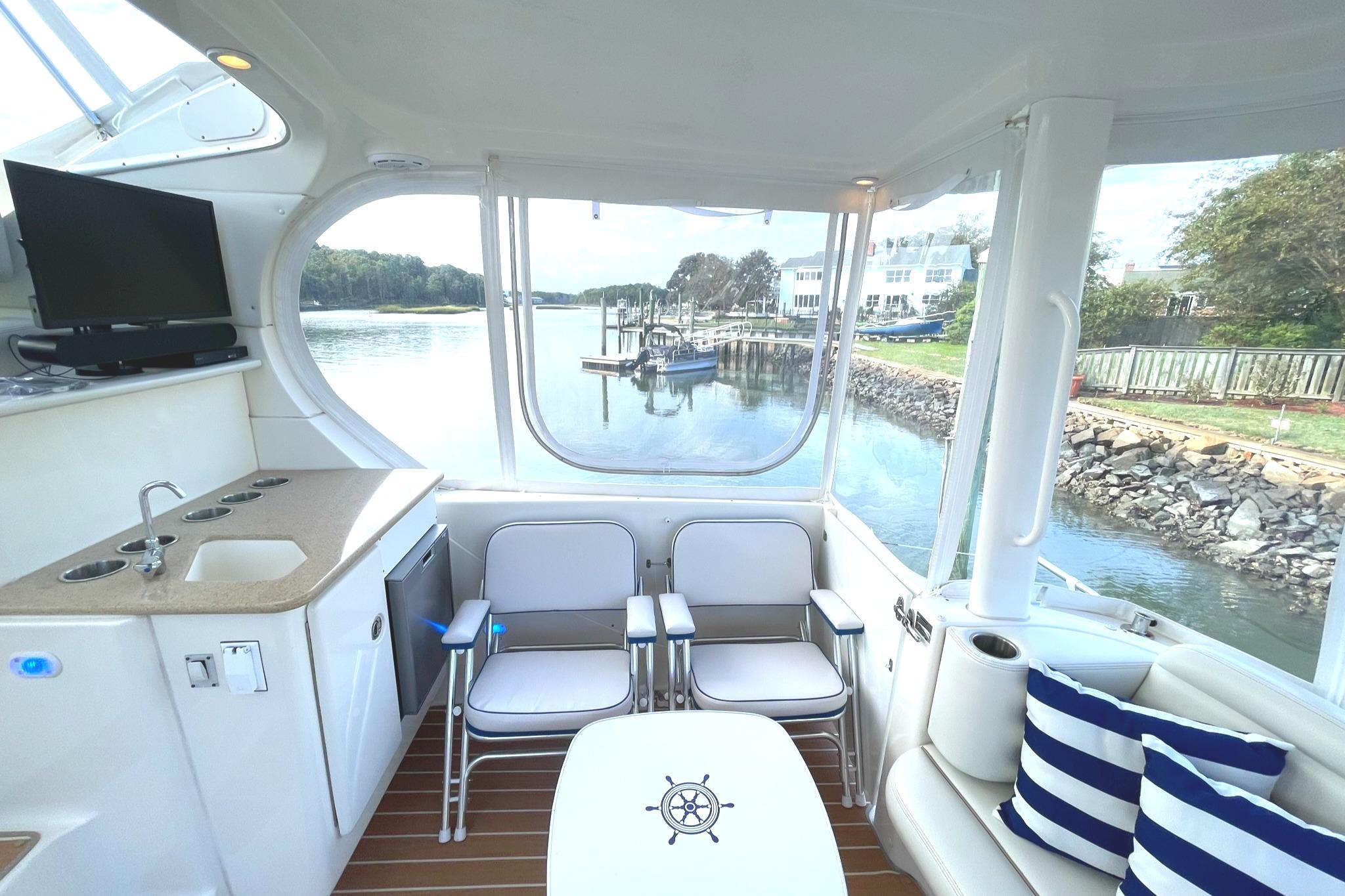 AFT DECK TO STBD. W/WETBAR & ENTERTAINMENT SYSTEM