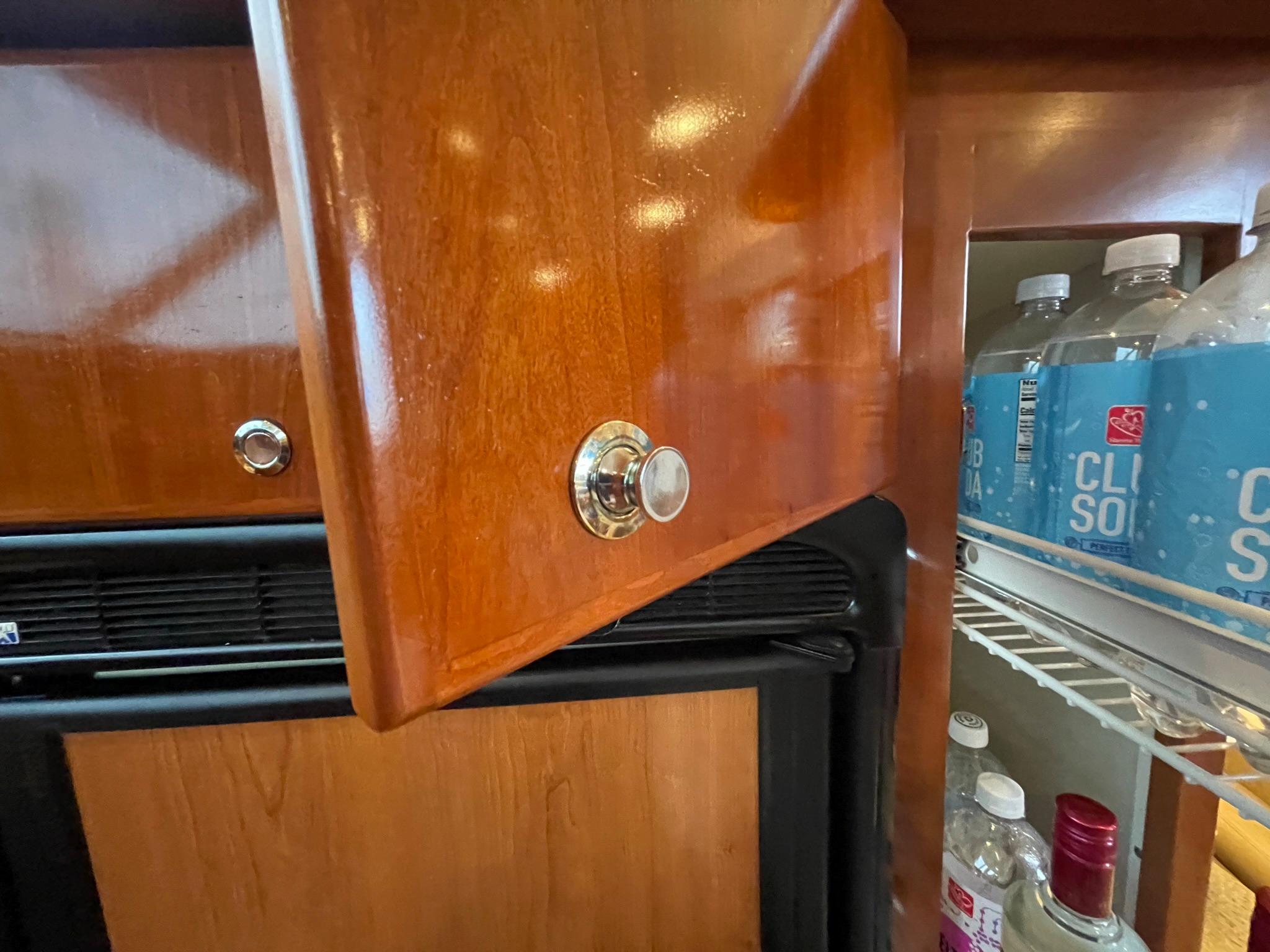 ALL NEW LOCKING CABINETRY HARDWARE THROUGHOUT THE BOAT!!