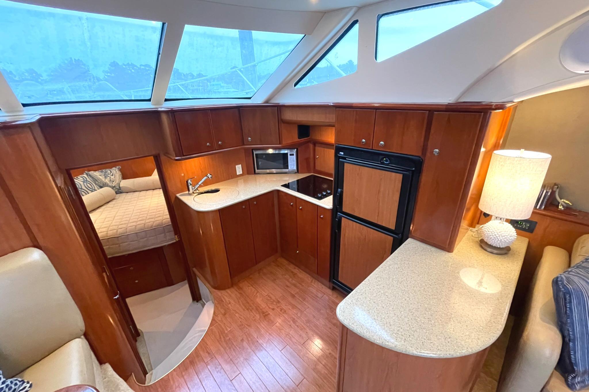 GALLEY OVERVIEW TO STBD