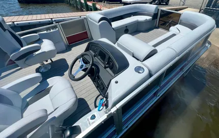 2024 Bentley Pontoons Legacy 243 Swingback