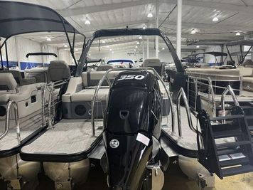 2023 Barletta Lusso 25UCA Tri-Toon