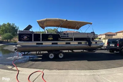 1997 Sun Tracker PARTY BARGE 27 Commander