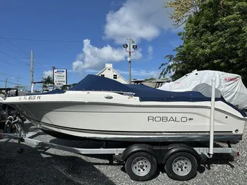 2015 Robalo R207