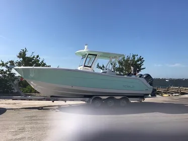 2018 Robalo R302 Center Console