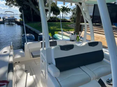 2018 Robalo R302 Center Console