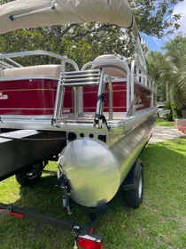 2023 Custom DLX Party Barge18’
