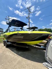 2023 Malibu 22 LSV