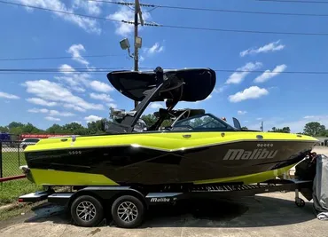 2023 Malibu 22 LSV