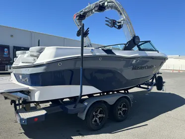 2023 MasterCraft XT22T