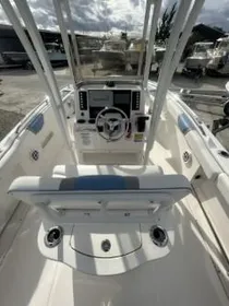 2023 Robalo R222 Center Console