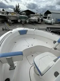 2023 Robalo R222 Center Console