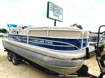 2019 Sun Tracker Party Barge 20 DLX