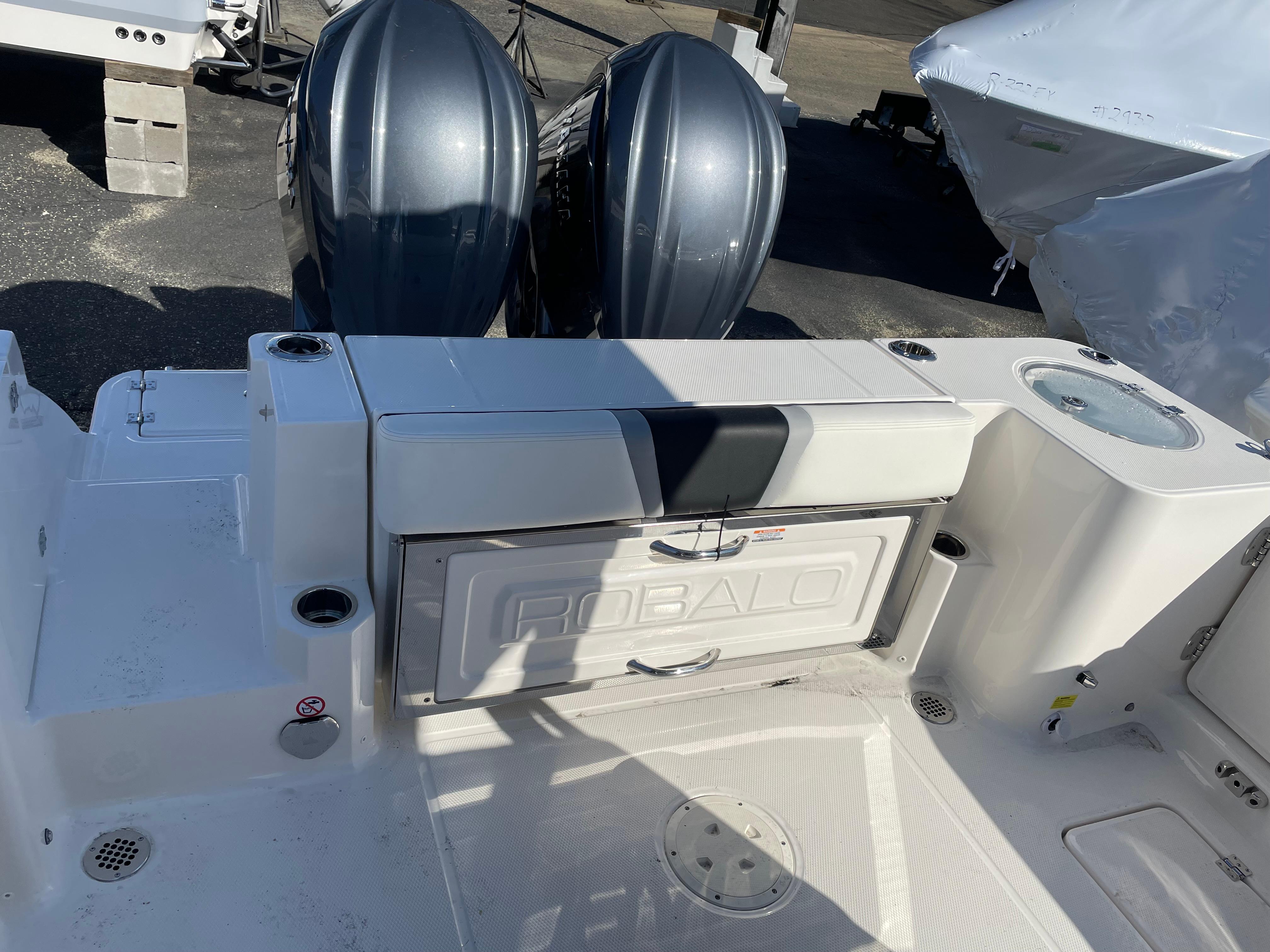 2024 Robalo R270 Center Console