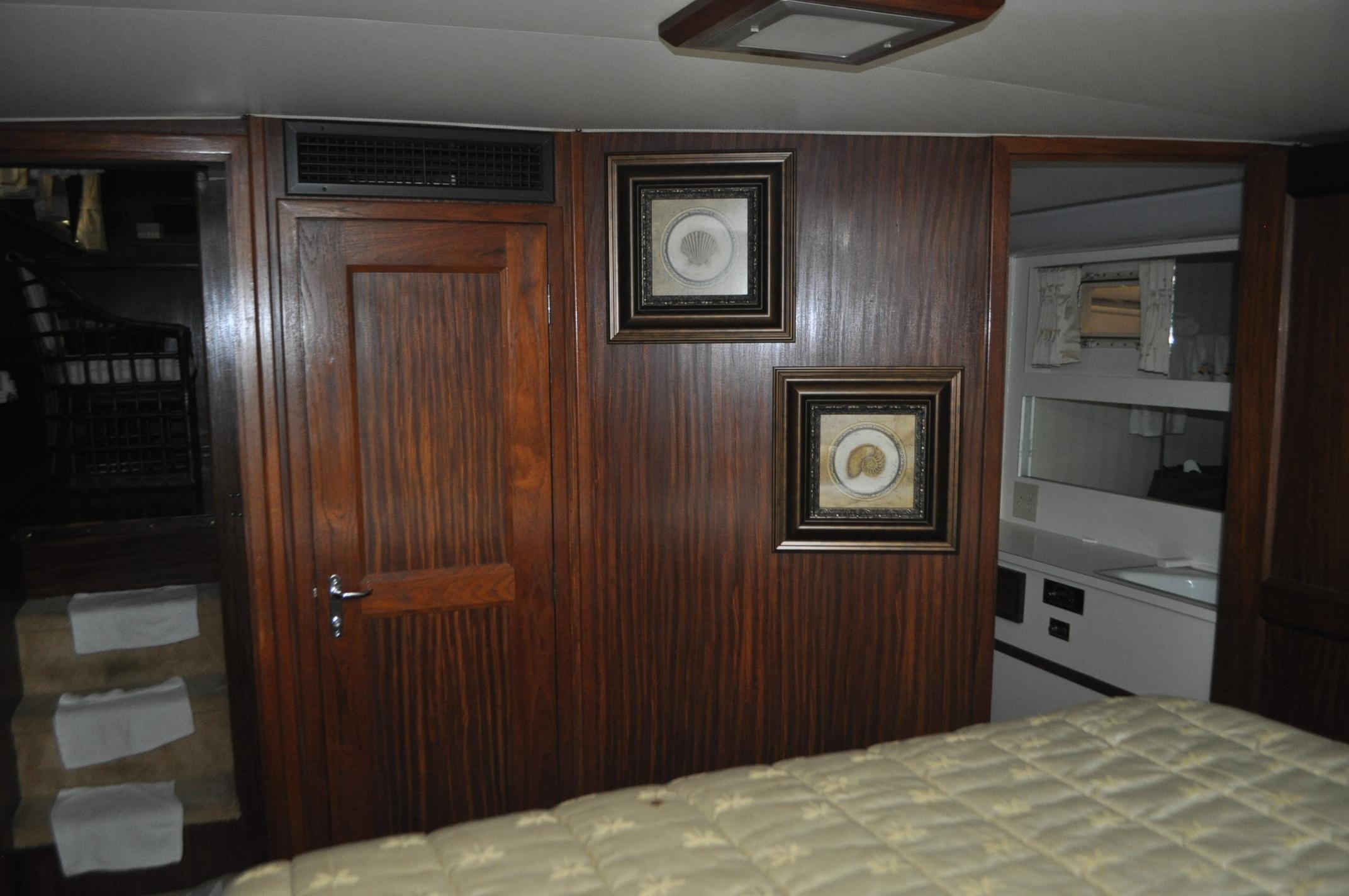 1981 Hatteras 43 Double Cabin Motoryacht