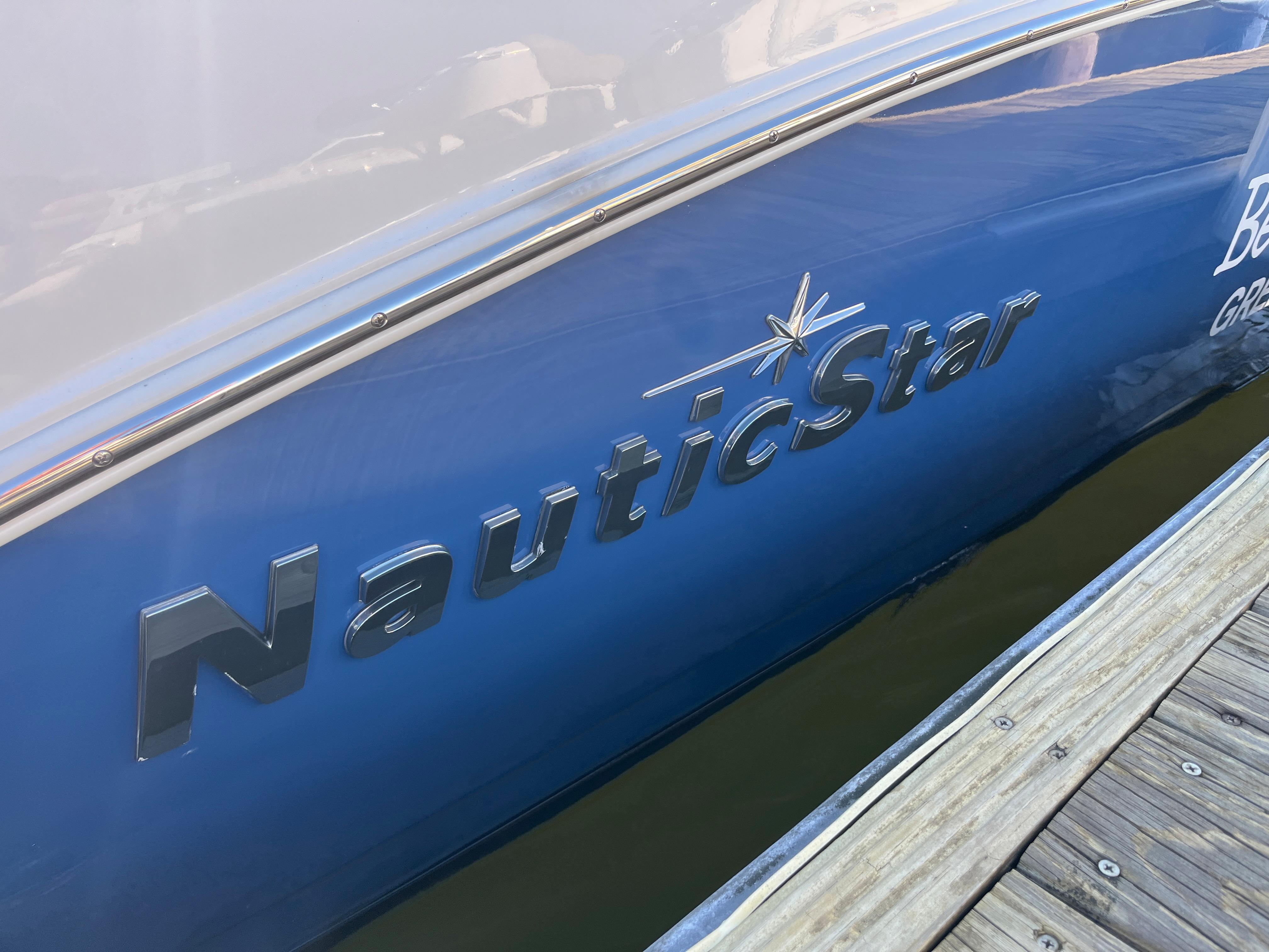 2022 NauticStar 243DC Sport Deck